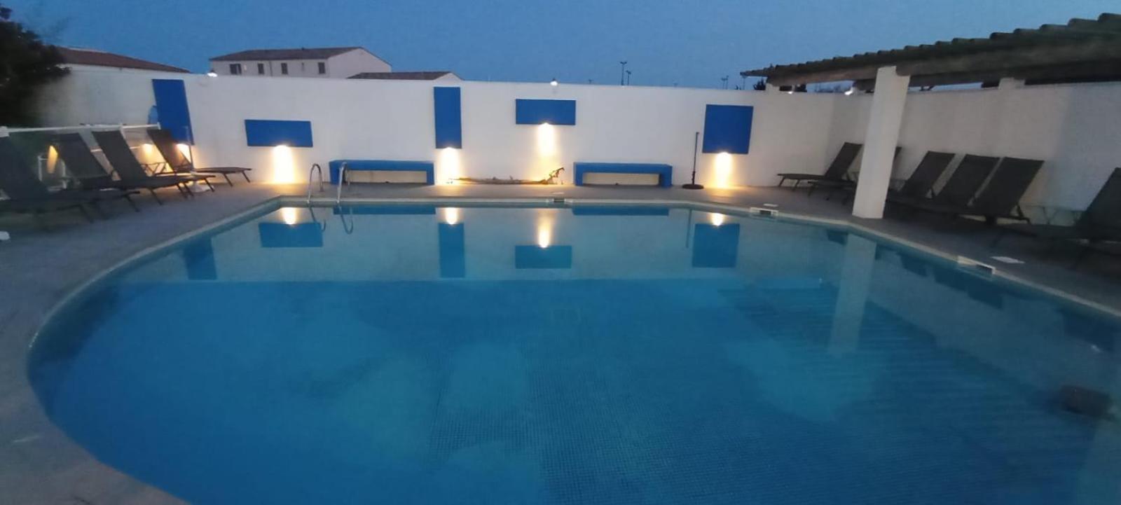 Hotel Le Bleu Marine Сент-Марі-де-ла-Мер Екстер'єр фото